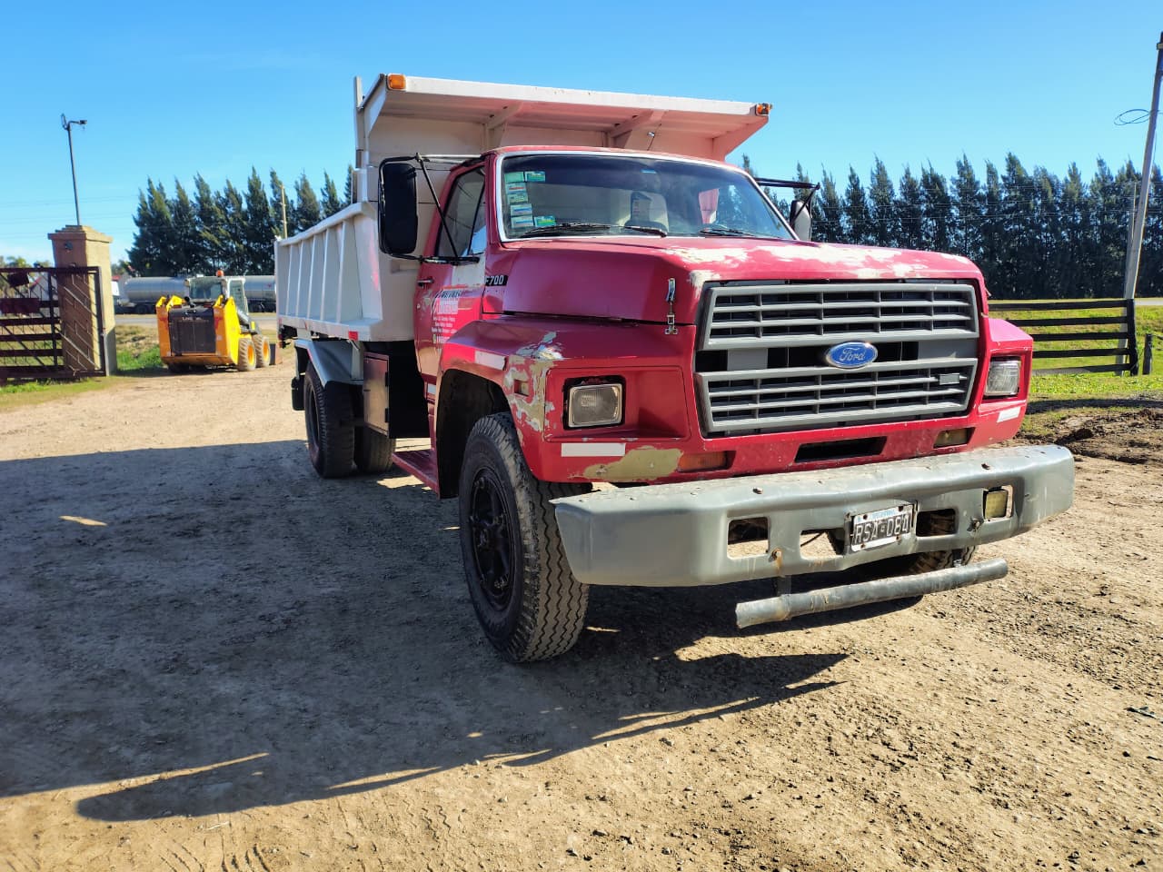 CAMION FORD F7000 VOLCADOR  - foto 1